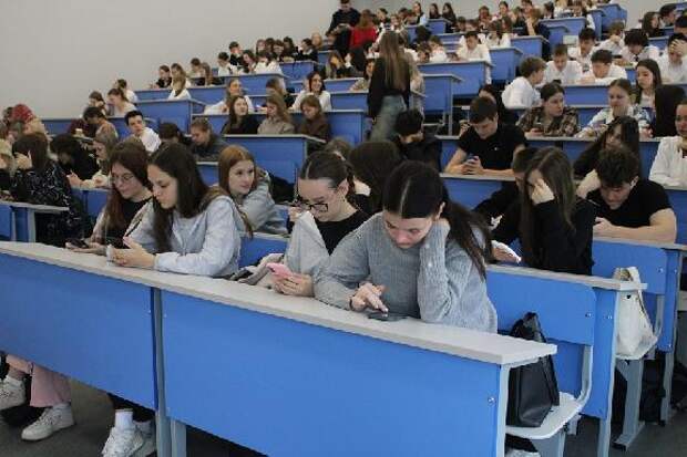 Более 200 человек написали экономический диктант в Державинском университете