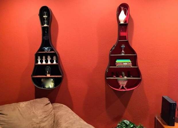 Подвесная тумба из футляра для гитары. Фото с сайта jimbosguitarshelves.weebly.com
