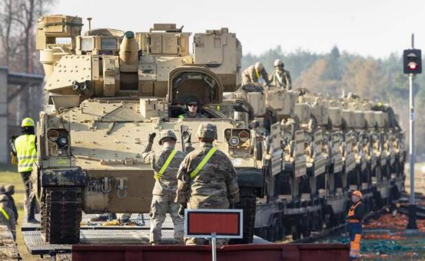 На фото: военную технику армии США доставили в Литву для участия в совместных учениях НАТО. Американские военные заявляют, что в начале следующего года они готовят масштабные учения в Европе, в которых примут участие 20 000 солдат из США