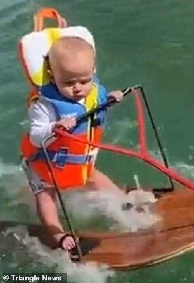 Родителей чуть не линчевали за поставленного на водные лыжи младенца