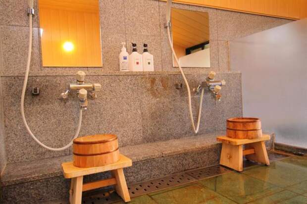 Японцы принимают душ, сидя на табуретке / Фото: 101hotels.ru