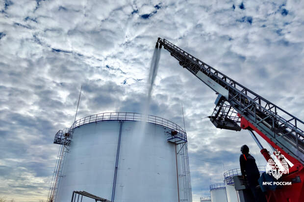 Ставропольские пожарные МЧС России отработали действия по ликвидации аварии на нефтебазе