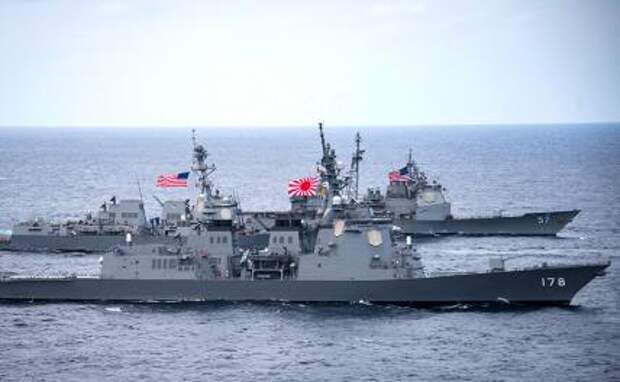 На фото: эсминец с управляемыми ракетами типа Atago Японских морских сил самообороны JS Ashigara (на переднем плане) плывет рядом с эсминцем ВМС США типа Arleigh Burke с управляемыми ракетами USS Wayne E. Meyer во время их транзита