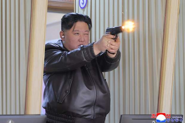 Ким Чен Ын посетил военный завод, где лично опробовал в тире новый пистолет