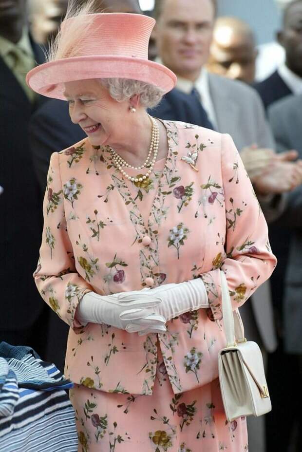Королева Елизавета в пастельном комплекте. /Фото: s.yimg.com