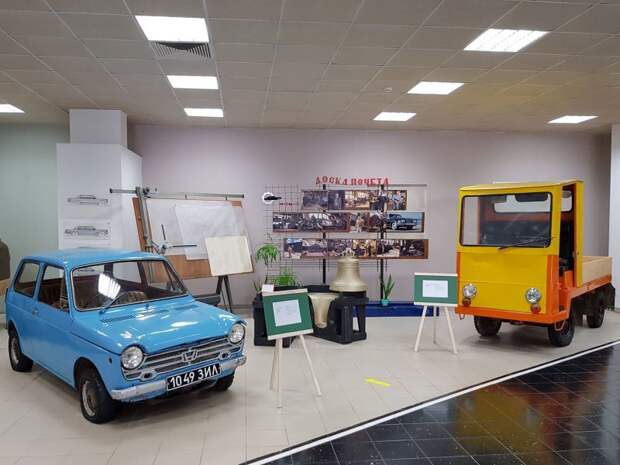 Слева — та самая Honda, справа — заводской электрокар, а в центре — доска почёта с фотографиями работников ЗИЛ, имитация рабочего места конструктора и отливки для колоколов, которые тоже делал завод авто, автомобили, автомузей, зил, зис, музей, олдтаймер, ретро авто