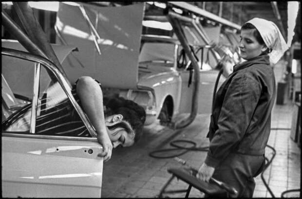 Сборочная линия на автозаводе Москвич. СССР, Москва, 1972 год.