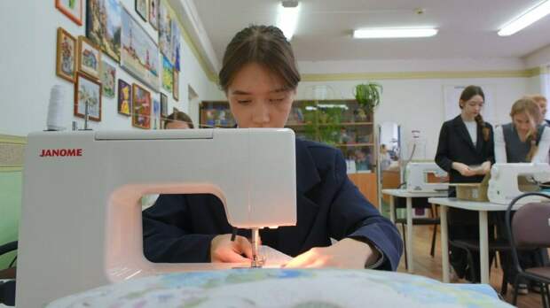 В гимназии Нижнекамска наладили пошив подушек и нашлемников для бойцов СВО