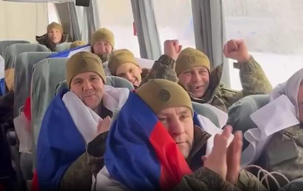 Опубликованы кадры с возвращенными из плена российскими военными