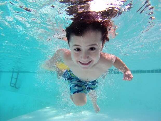 Детей в России обяжут учиться плаванию: как и где будут проходить занятия?