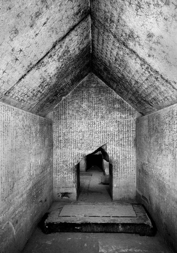 Погребальная камера внутри пирамиды Унаса, фотография Александра Пьянкова, Pyramid Texts Online