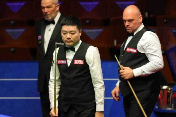 Стюарт Бинхэм и Дин Джуньху (фото: World Snooker)