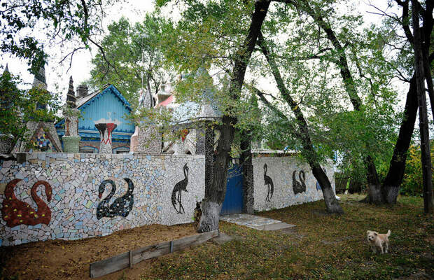 На фоне покосившихся заборов соседей облицованный радужной плиткой и выложенный мозаикой забор Кривовых смотрится очень необычно. 