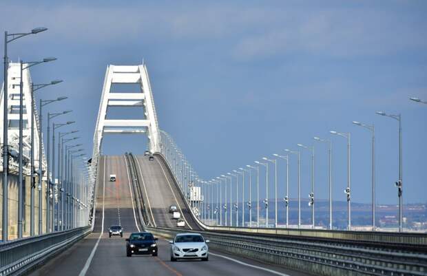 На Крымском мосту образовалась рекордная очередь из автомобилей
