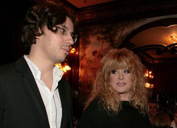 Алла Пугачева не может продать роскошный замок в Грязи из-за мужа-иноагента*