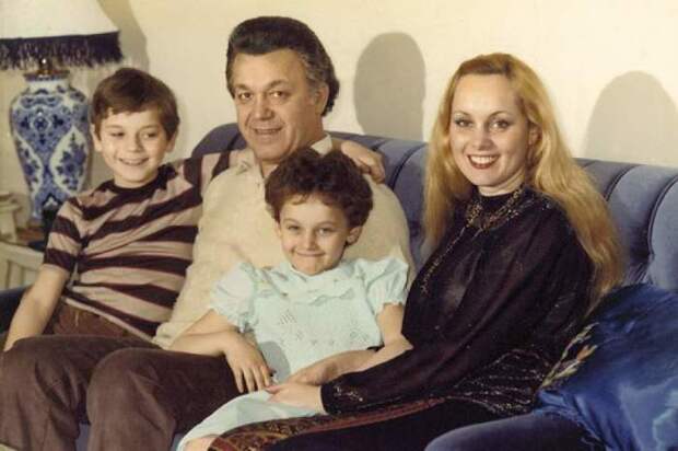 Иосиф и Нелли с сыном Андреем и дочерью Натальей.