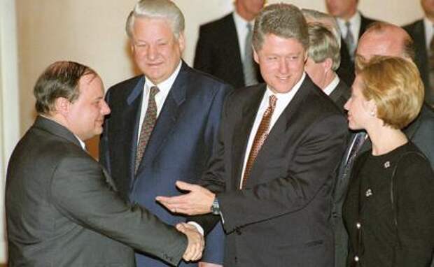 На фото: Егор Гайдар, Президент РФ Борис Ельцин и Президент США Билл Клинтон (слева направо) во время встречи