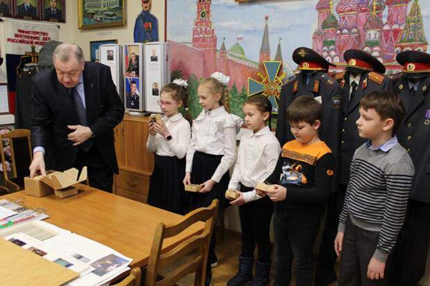 Общественный совет организовал встречу школьников и ветеранов. Фото: Пресс-служба УВД по СЗАО