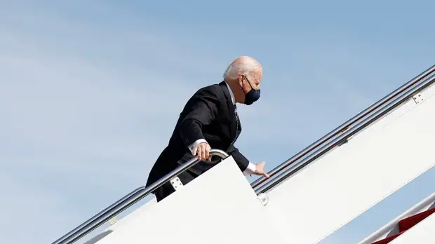 Псаки прокомментировала состояние Байдена после падения на трапе