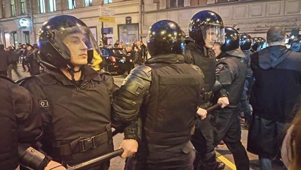 Сотрудники ОМОНа на несанкционированной акции протеста в Санкт-Петербурге