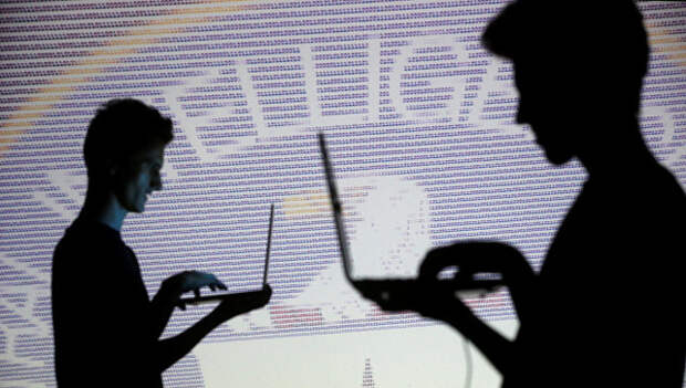 Силуэты на фоне эмблемы ЦРУ из двоичного кода. Архивное фото