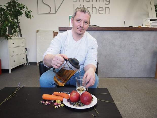 Андрей Лобзов предлагает согреться морковным чаем. Фото: Ирина Львова