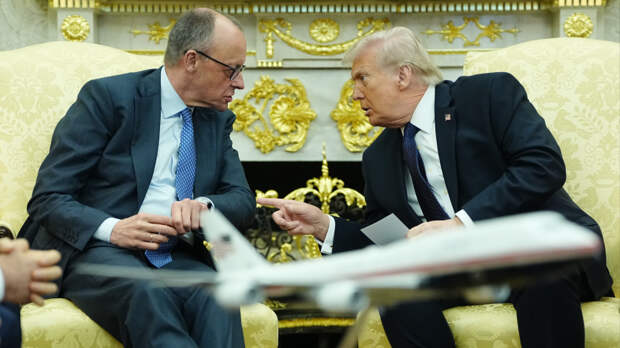 Трамп предложил ударить по Германии и шлепнул Мерца по коленке