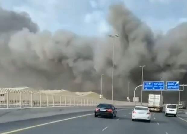 Огромное облако дыма над военно-морской базой США в Бахрейне сняли на видео