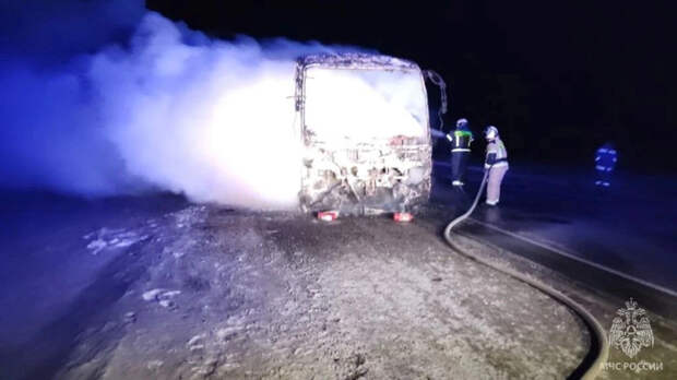 Автобус загорелся на трассе в мороз / Фото: ГУ МЧС по Алтайскому краю 
