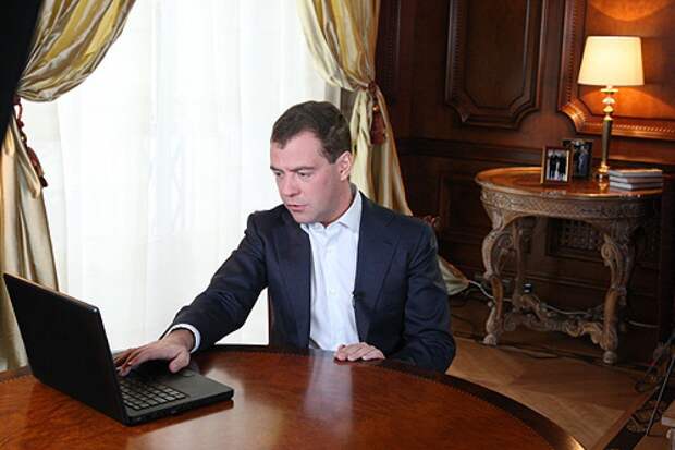 Медведев призвал россиян вредить недружественн
