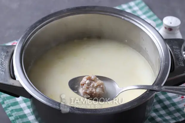 Сырный суп с куриными фрикадельками