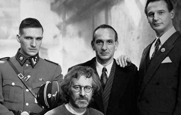 Стивен Спилберг с актерами фильма «Список Шиндлера».