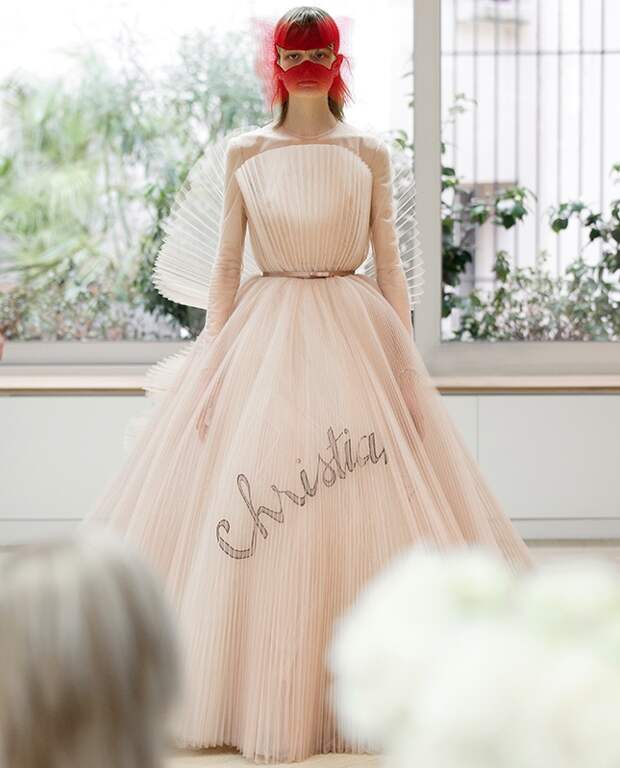 как создавалось платье DIOR
