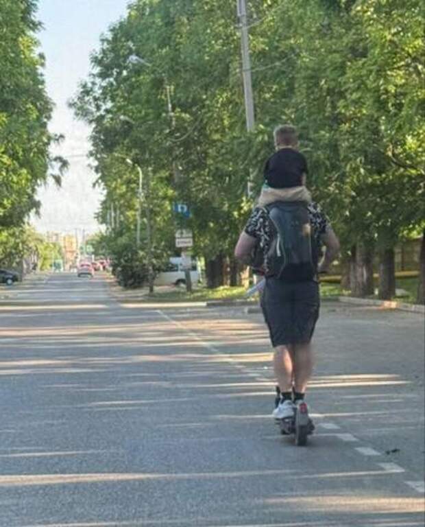 Отец года: в Краснодаре самокатчик перевозит на плечах маленького мальчика