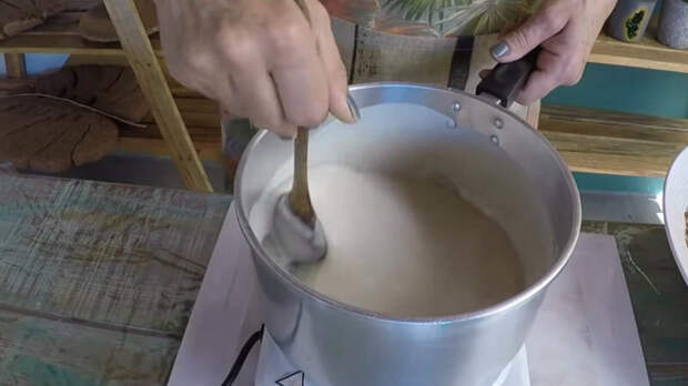 Невероятно, но даже из обыкновенных, дешёвых древесных опилок может получиться замечательный декор. Его вполне можно использовать и в качестве подарка!