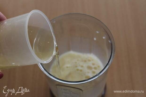 Чйца взбить с молоком, затем добавить растительное масло, и снова взбить.
