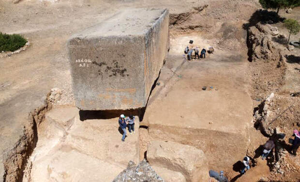 Люди нашли в песке огромный камень и долго не могли сдвинуть. Но анализ показал, что ему 5000 лет и его сюда принесли