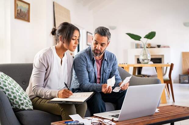 Couple in front of a laptop.