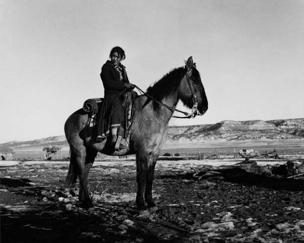 Женщина Навахо на лошади. Ганадо, Аризона, 1948 индейцы, история, навахо, фотография