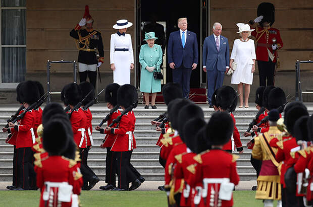 Мелания Трамп, королева Елизавета II, Дональд Трамп, принц Чарльз и герцогиня Корнуольская Камилла