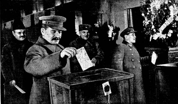 Загадочное фото: Сталин или его двойник на голосовании?