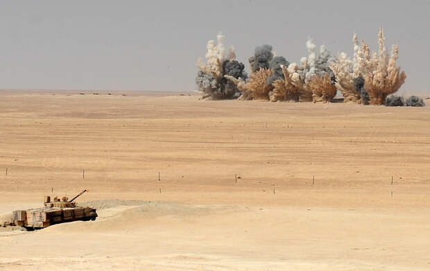 Попадание по алюминиевому заводу в ОАЭ сняли на видео из самолета