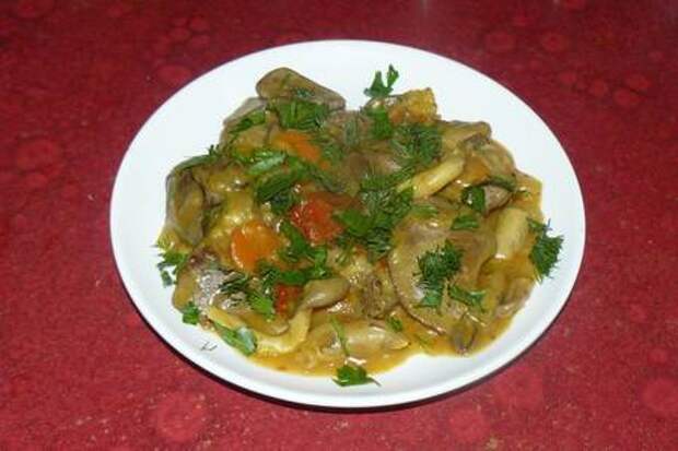 Куриная печень с грибами и овощами