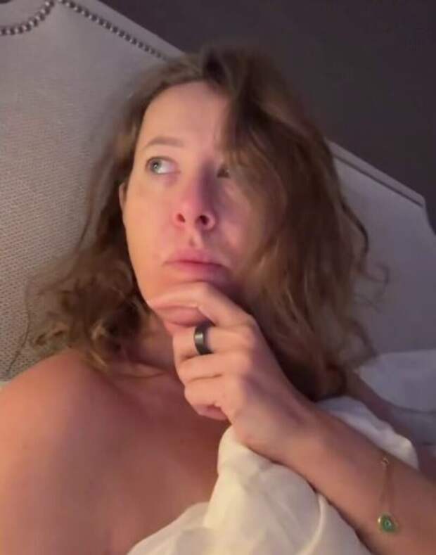 Ненакрашенная Собчак вышла на связь из постели, прикрывшись одеялом