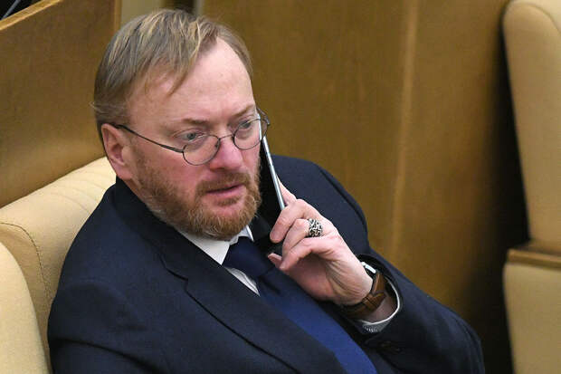 Милонов: нужно законодательно запретить курить в авто, если в нем сидят дети