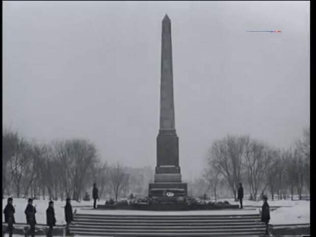 Площадь Павших борцов в Волгограде. Кадр из фильма "Переходный возраст".