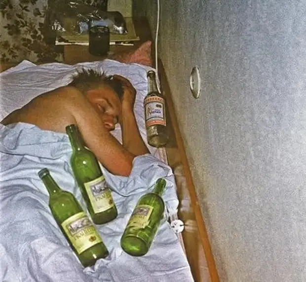 Папа стакан портвейна песня. Пьянство на фотографиях в русском роке. Пьяный Олег. Гаркуша пьяный. Гаркуша алкоголик.