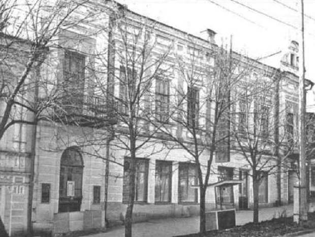 Офицерский клуб. Уголок веселья посреди кавказской войны