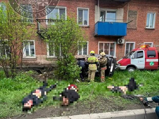 В Кузбассе машина пробила стену дома во время ДТП