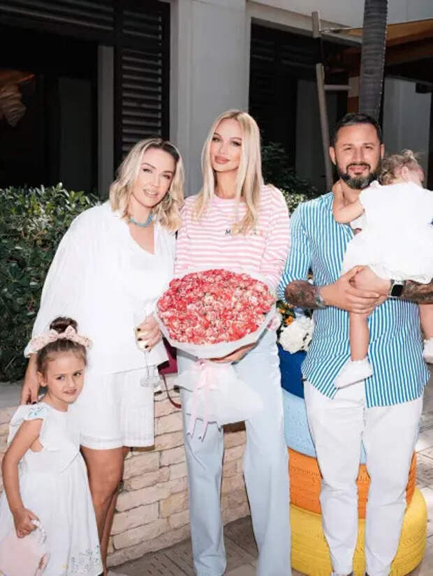 Виктория Лопырёва с близкими